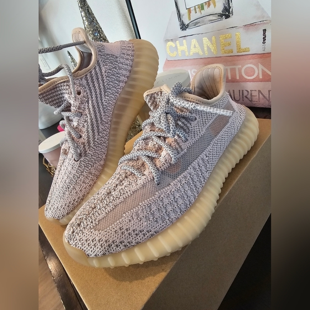 Yeezy Boost 350 V2 Sneakers . US Size 5 - Picture 5 of 14